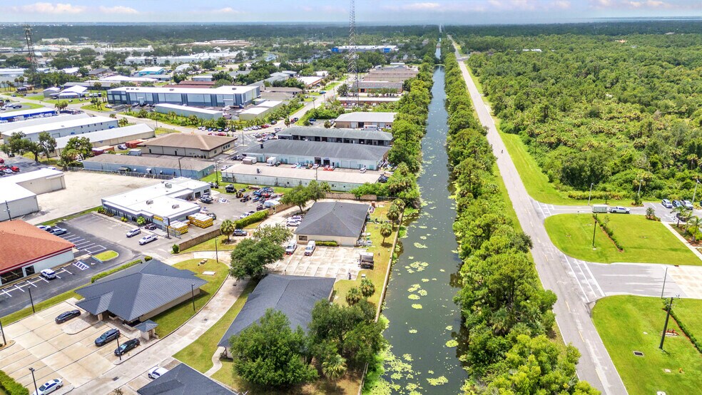 983 Tamiami Trl, Port Charlotte, FL à louer - Photo de l’immeuble – Image 3 sur 10