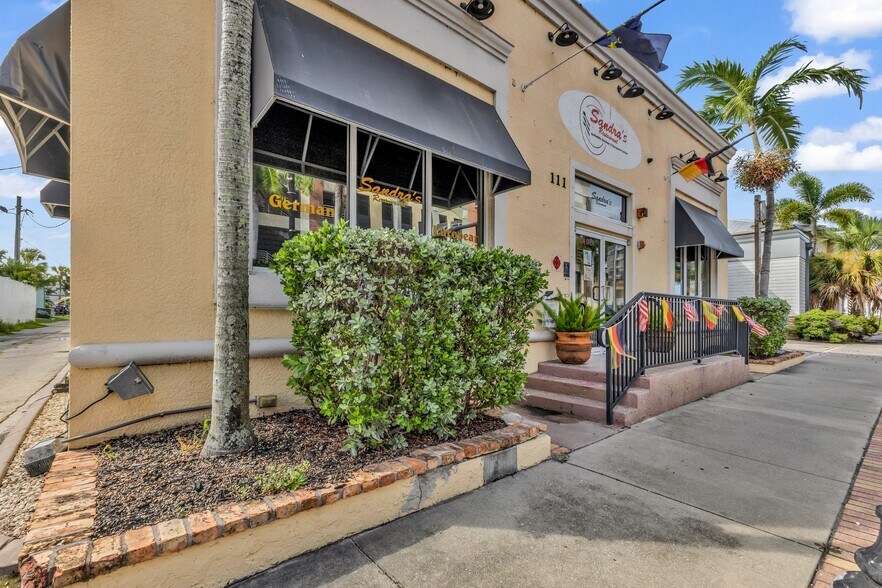 111 W Olympia Ave, Punta Gorda, FL à vendre - Photo de l’immeuble – Image 1 sur 12