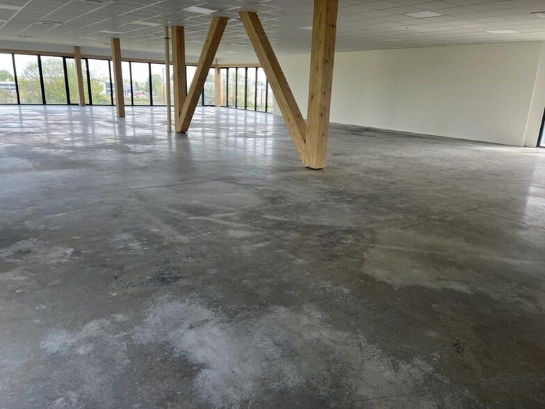 Bureau dans DOUVRES-LA-DÉLIVRANDE à vendre - Photo de l’immeuble – Image 2 sur 11