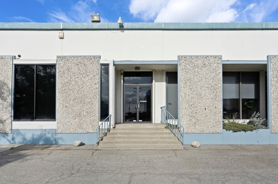 5717 E Ferguson Dr, Commerce, CA à louer - Photo de l’immeuble – Image 2 sur 11