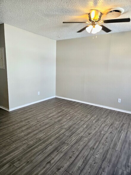1400 N Saint Marys St, Beeville, TX à vendre - Photo de l’immeuble – Image 3 sur 36