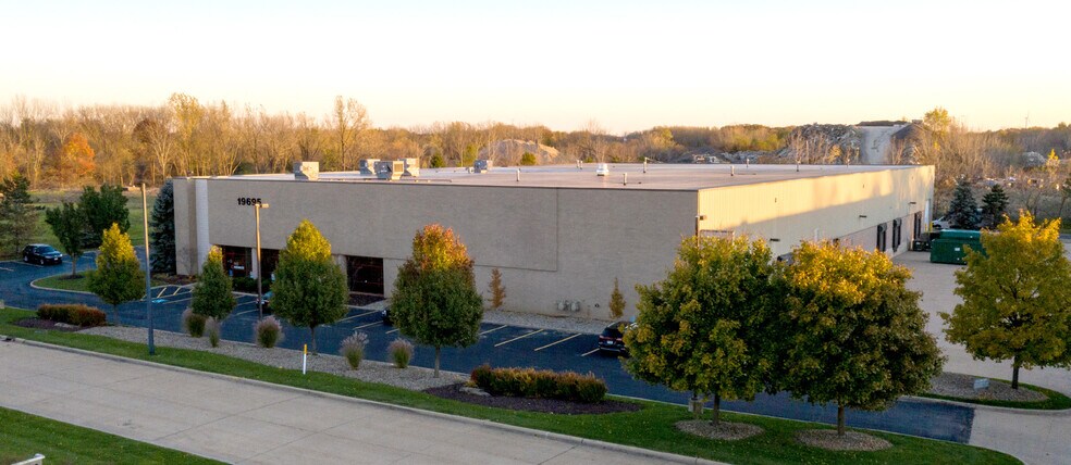 19695 Commerce Pky, Middleburg Heights, OH à louer - Photo principale – Image 1 sur 10