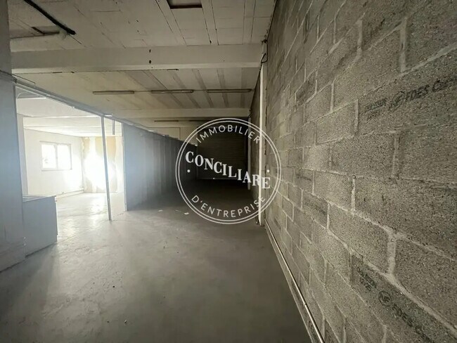 Plus de détails pour Local d'activités à louer