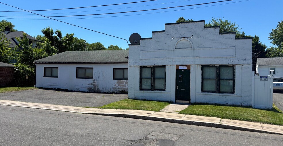 75 Pease Ave, Middletown, CT à vendre - Photo de l’immeuble – Image 3 sur 5
