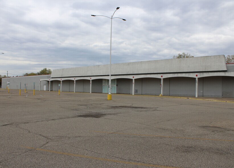 7601-7651 23 Mile Rd, Utica, MI à vendre - Photo principale – Image 1 sur 6