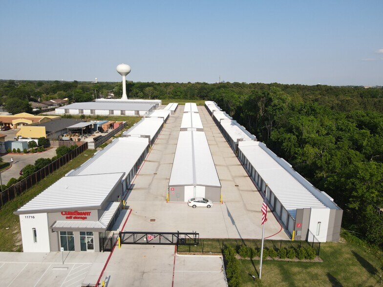 11716 Veterans Memorial Dr, Houston, TX à vendre - Photo de l’immeuble – Image 3 sur 7