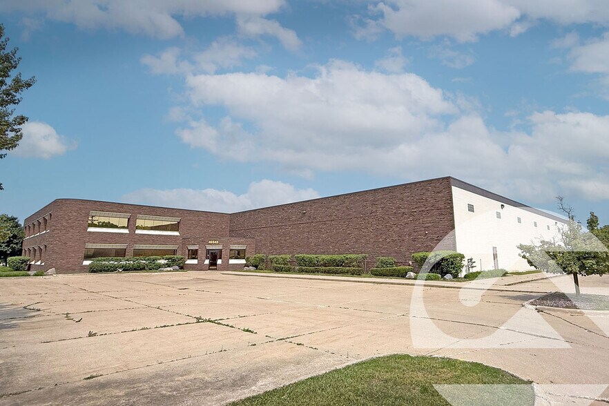 46545 Continental Dr, Chesterfield, MI à louer - Photo de l’immeuble – Image 1 sur 1