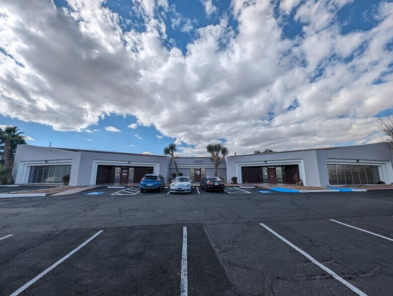 1635 Lee Trevino Dr, El Paso, TX à louer - Photo de l’immeuble – Image 2 sur 3