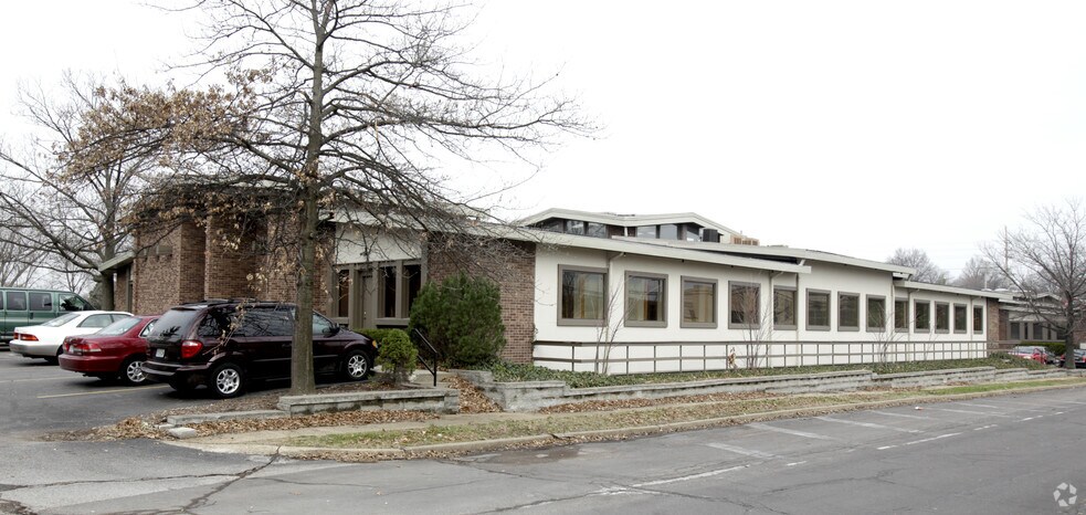 10000 Watson Rd, Crestwood, MO à louer - Photo de l’immeuble – Image 2 sur 11