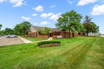 7001 Orchard Lake Rd, West Bloomfield, MI à louer Photo de l’immeuble– Image 1 sur 2