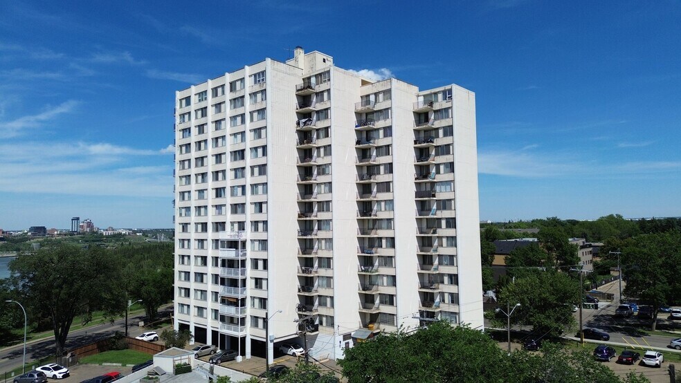 10101 Saskatchewan Dr NW, Edmonton, AB à vendre - Photo de l’immeuble – Image 2 sur 12