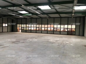 Bureau dans Saint-Thibault-des-Vignes à louer Photo intérieure– Image 2 sur 2