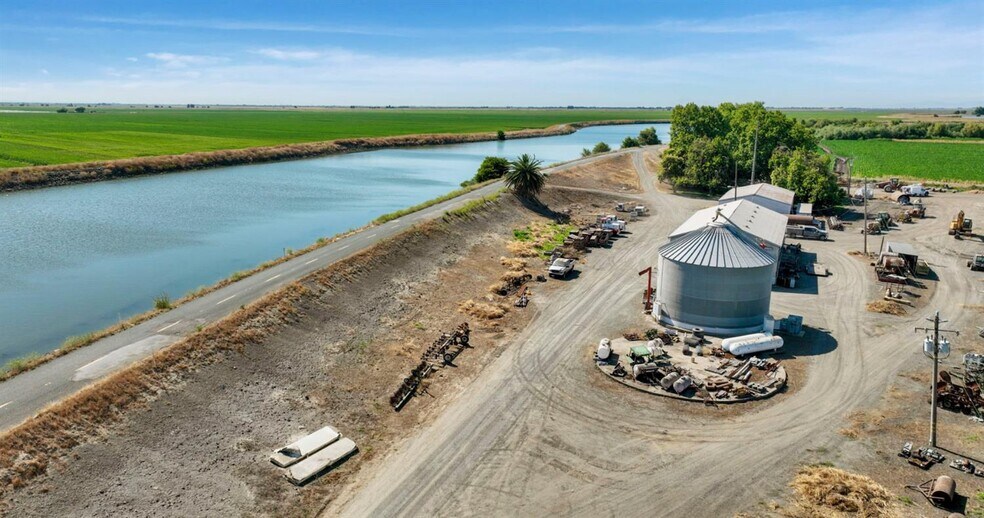 19701 Tyler Island Rd, Walnut Grove, CA à vendre - Photo de l’immeuble – Image 2 sur 5