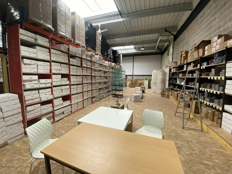 Local d’activités dans Frépillon à louer - Photo de l’immeuble – Image 1 sur 10