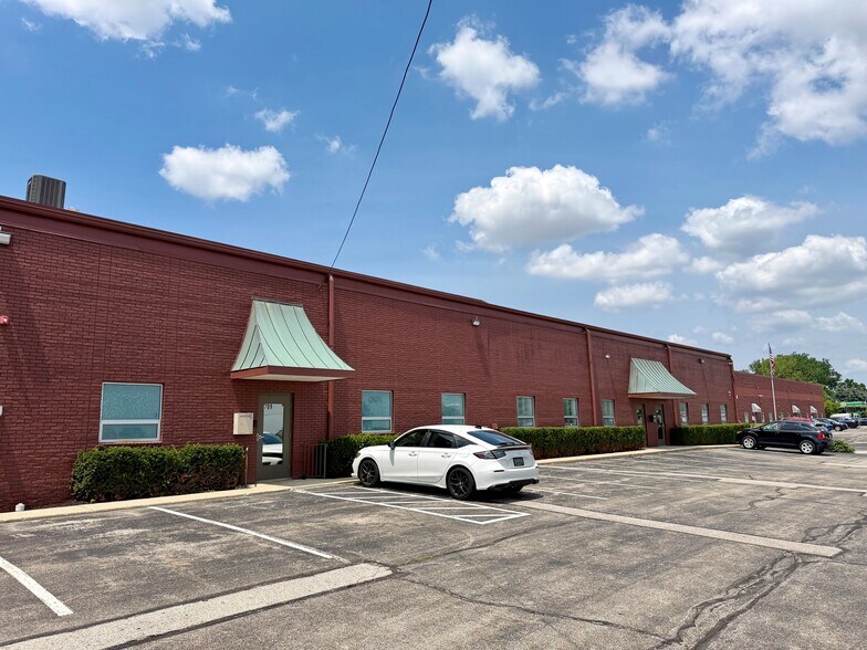 701-713 Hadley Dr, Columbus, OH à louer - Photo de l’immeuble – Image 1 sur 2