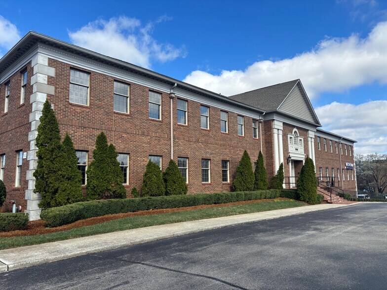 9505 Williamsburg Plaza, Louisville, KY à louer - Photo de l’immeuble – Image 1 sur 5