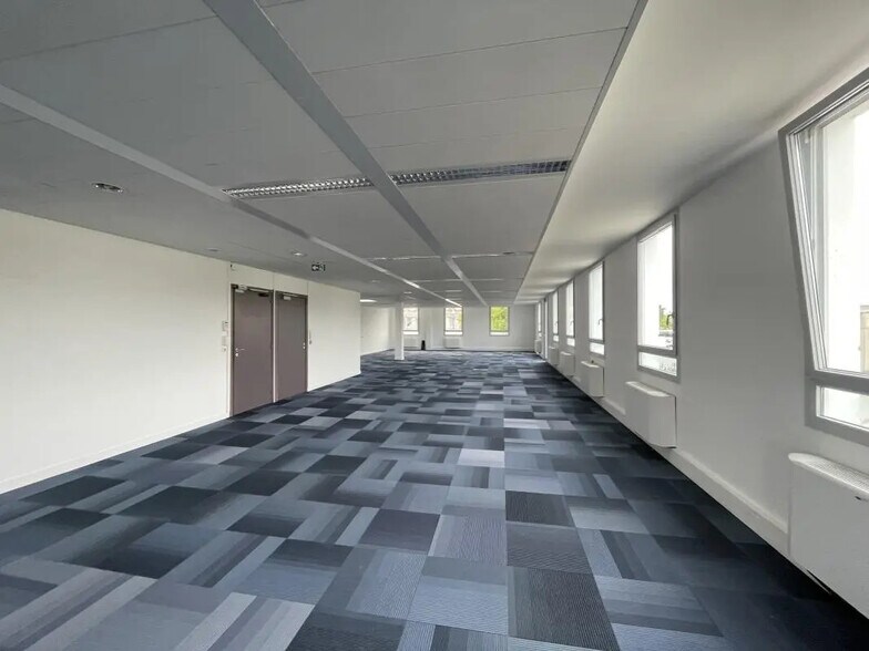 11 Rue Pascal, Bron à louer - Photo de l’immeuble – Image 3 sur 9