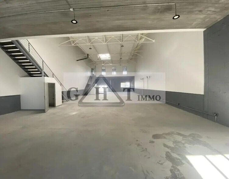 Industriel/Logistique dans Vaux-le-Pénil à louer - Photo de l’immeuble – Image 3 sur 4