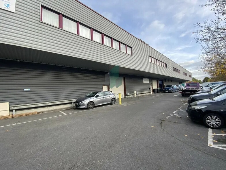 Local d'activités dans SAINT-OUEN-L'AUMONE à vendre - Photo de l’immeuble – Image 1 sur 6