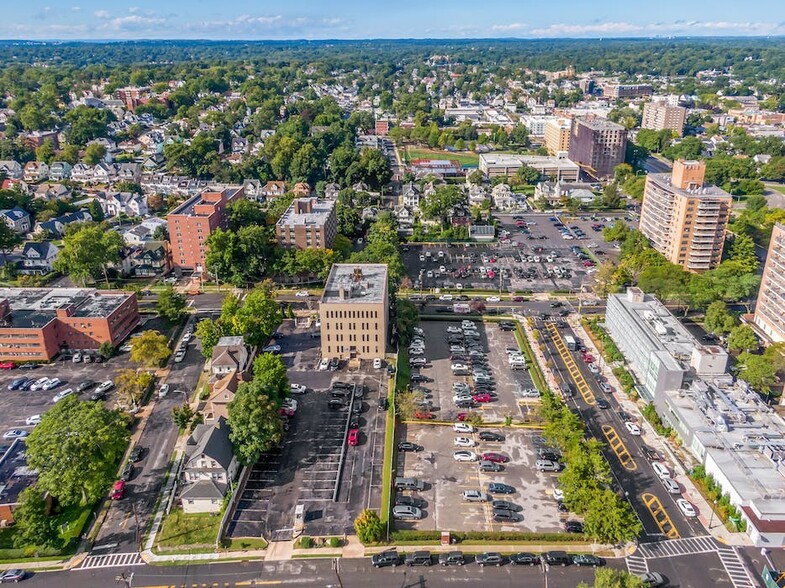 110 Lockwood Ave, New Rochelle, NY à vendre - Photo de l’immeuble – Image 2 sur 8