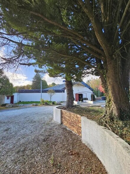 Local d'activités dans VAL D'ANAST à vendre - Photo de l’immeuble – Image 2 sur 9