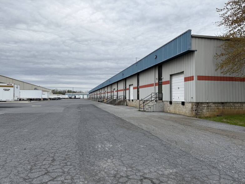 273 Mulberry Dr, Mechanicsburg, PA à louer - Photo de l’immeuble – Image 1 sur 3