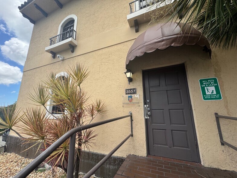 3551-3557 NW 79th Ave, Miami, FL à louer - Photo de l’immeuble – Image 2 sur 12