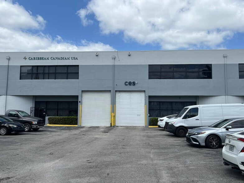2300-2350 NW 102nd Pl, Doral, FL à louer - Photo de l’immeuble – Image 2 sur 18