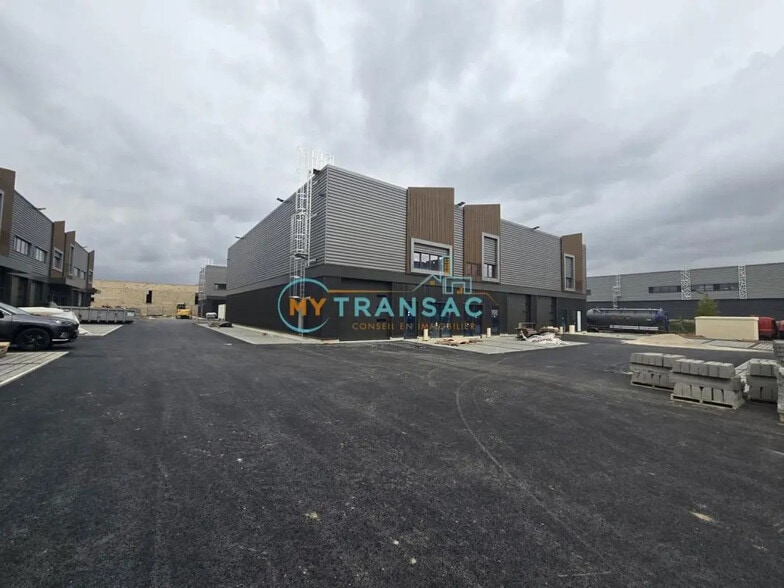 Local d'activités dans Courtry à vendre - Photo de l’immeuble – Image 2 sur 9