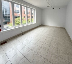 328-330 Rue Sainte-Catherine E, Montréal, QC à louer Photo intérieure– Image 2 sur 5