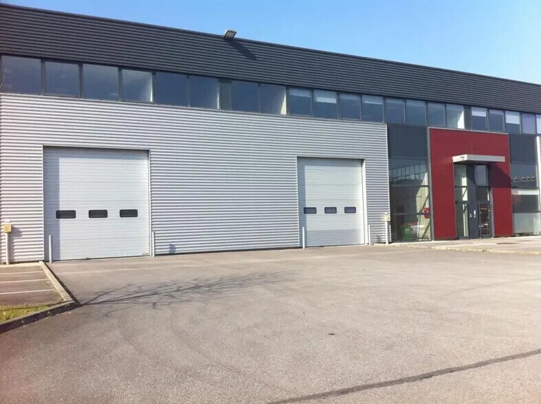 Local d’activités dans Élancourt à louer - Photo de l’immeuble – Image 2 sur 4