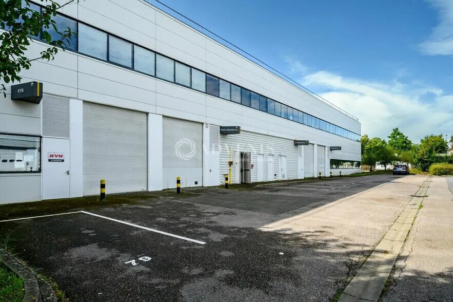 Local d’activités dans Cergy à louer - Photo de l’immeuble – Image 1 sur 8
