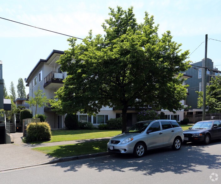 2232 W 5th Ave, Vancouver, BC à vendre - Photo de l’immeuble – Image 2 sur 2