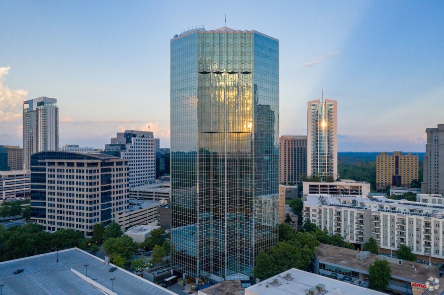 3340 Peachtree Rd NE, Atlanta, GA à louer - Photo de l’immeuble – Image 3 sur 26