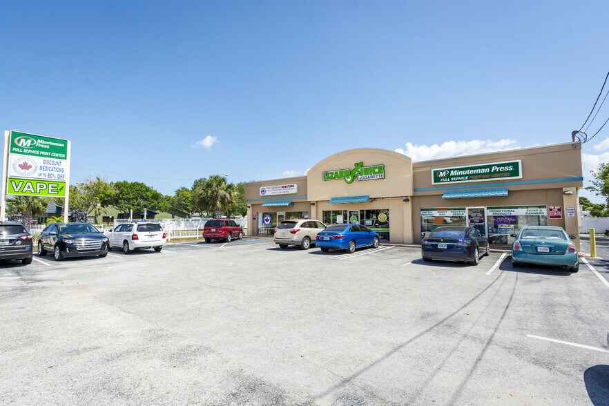 2475 E Bay Dr, Largo, FL à louer - Photo de l’immeuble – Image 3 sur 7