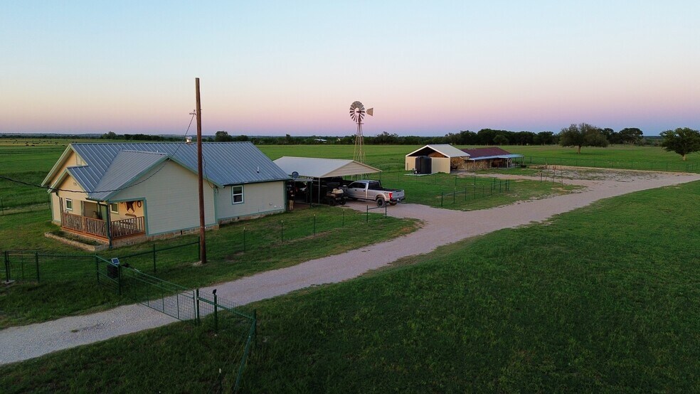 725 County Road 520, Evant, TX à vendre - Photo de l’immeuble – Image 3 sur 41