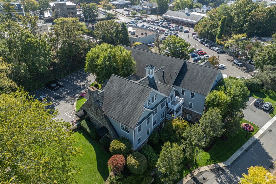 2 Dearfield Dr, Greenwich, CT à louer - Photo de l’immeuble – Image 3 sur 3