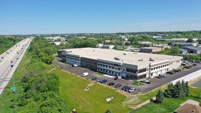 W226N918 Northmound Dr, Pewaukee, WI à louer Photo de l’immeuble– Image 1 sur 1