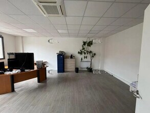 Local d'activités dans Bussy-Saint-Georges à vendre Photo intérieure– Image 1 sur 2