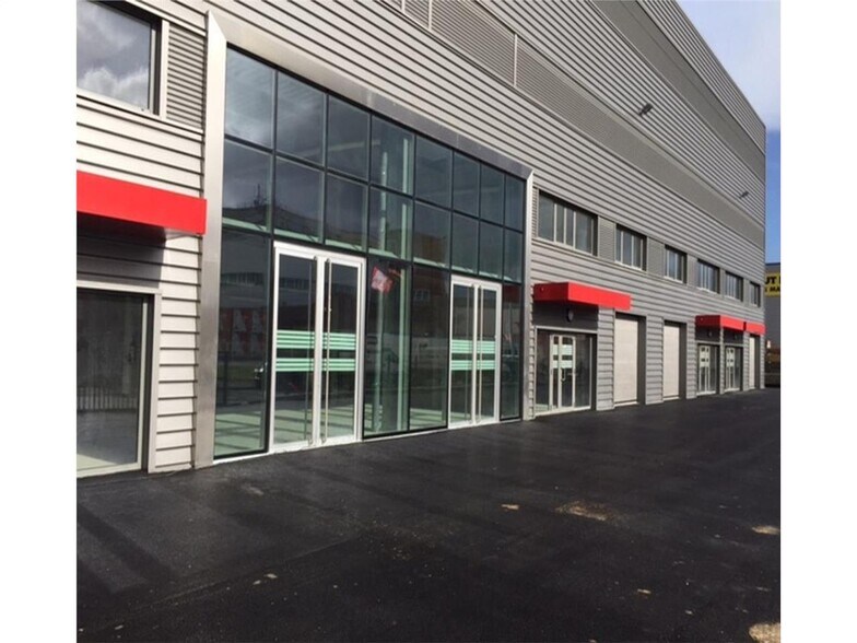 Local d’activités dans Villeneuve-la-Garenne à louer - Photo de l’immeuble – Image 1 sur 8