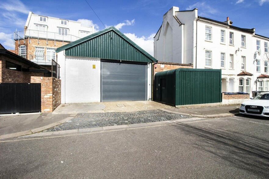 25 Gloucester Rd, Londres à vendre - Photo principale – Image 1 sur 1
