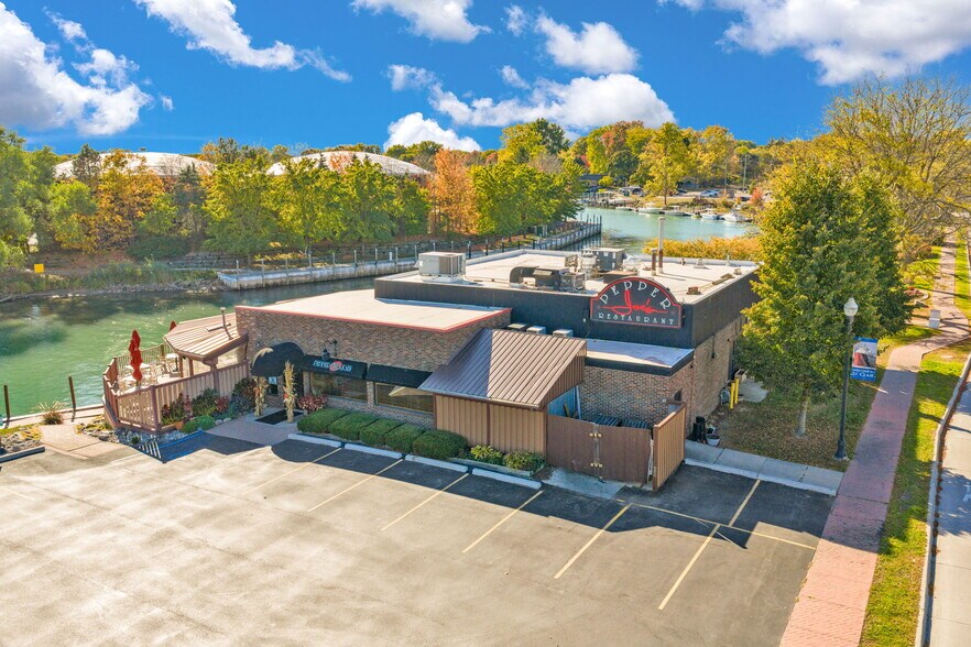 119 Clinton Ave, Saint Clair, MI à vendre - Photo de l’immeuble – Image 1 sur 52