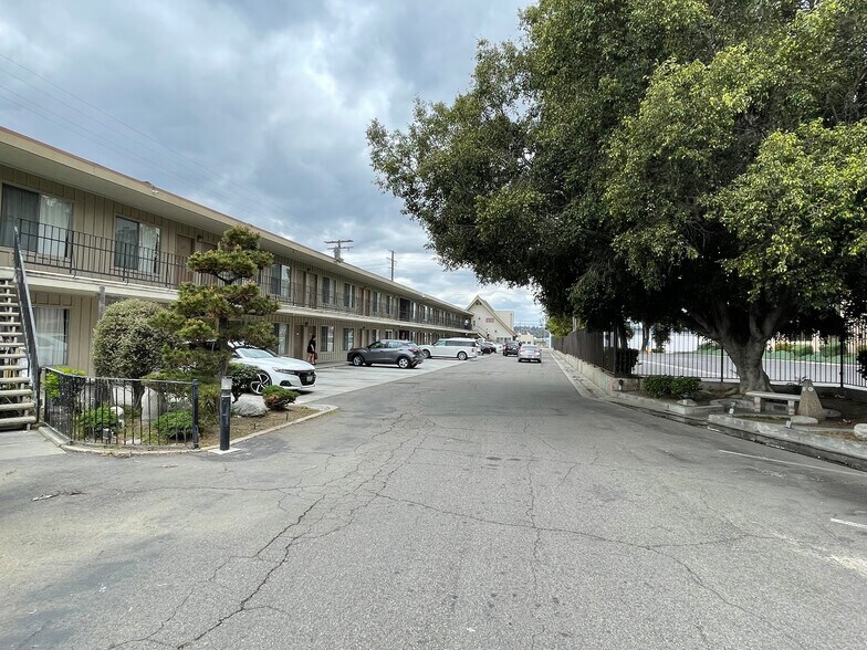 1018 E Orangethorpe Ave, Anaheim, CA à vendre - Photo de l’immeuble – Image 3 sur 21