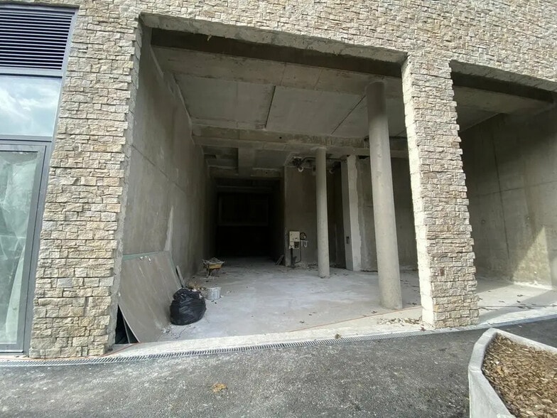 Local commercial dans Savigny-le-Temple à louer - Photo de l’immeuble – Image 1 sur 12