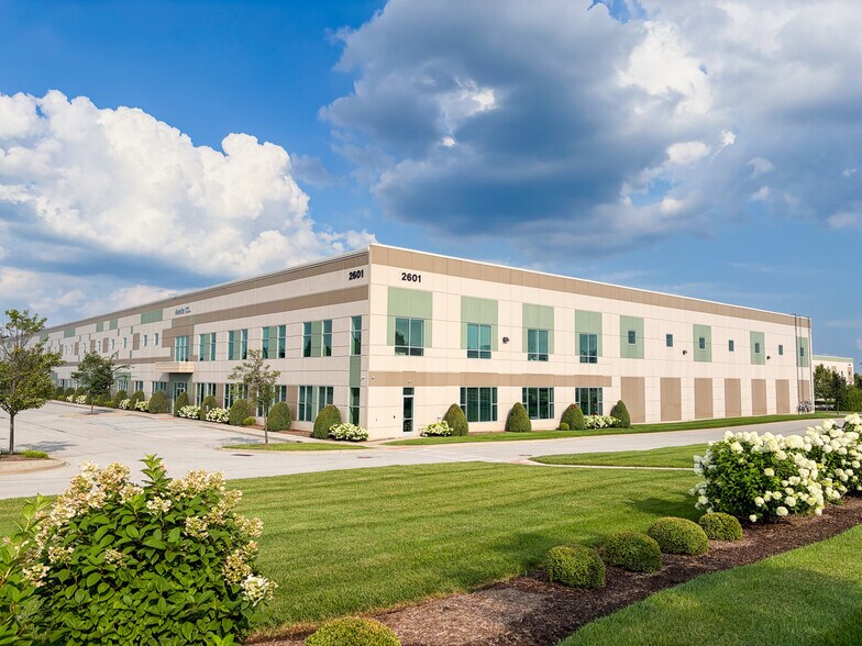 2601 Stanley Gault Pky, Louisville, KY à louer - Photo principale – Image 1 sur 14