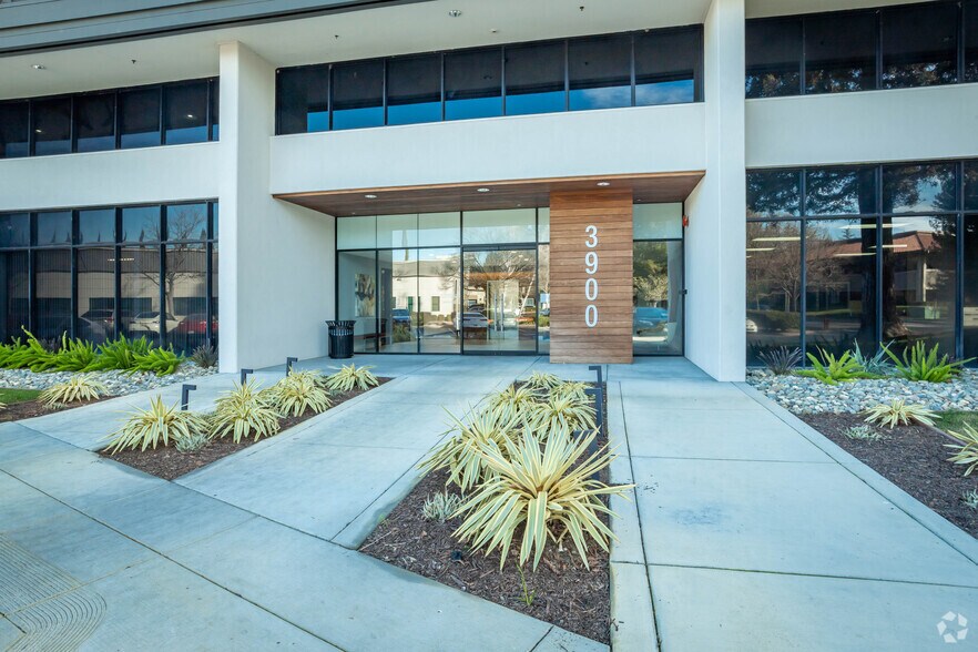 3900 Lennane Dr, Sacramento, CA à louer - Photo principale – Image 1 sur 17