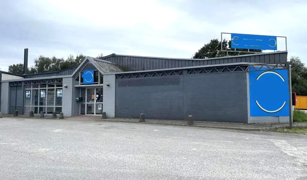 Local commercial dans Saint-Thuriau à louer Photo de l’immeuble– Image 1 sur 3