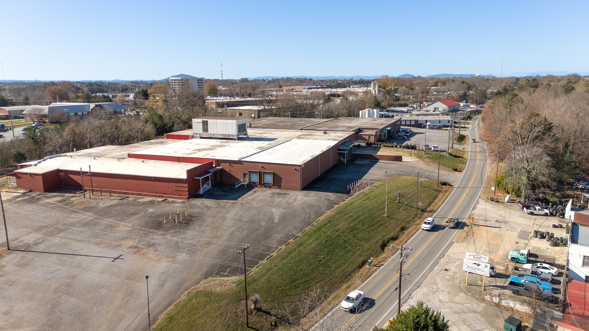 2146 Highland Ave NE, Hickory, NC à vendre Photo de l’immeuble– Image 1 sur 16