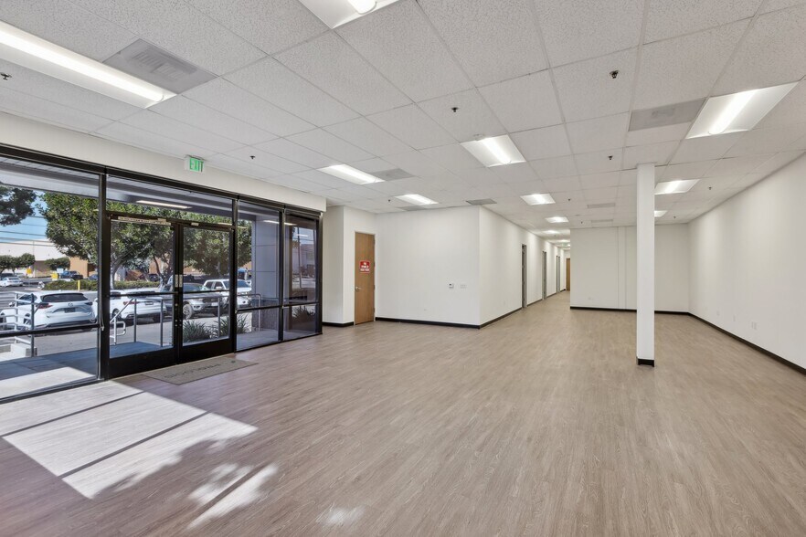12000 Woodruff Ave, Downey, CA à louer - Photo de l’immeuble – Image 2 sur 9