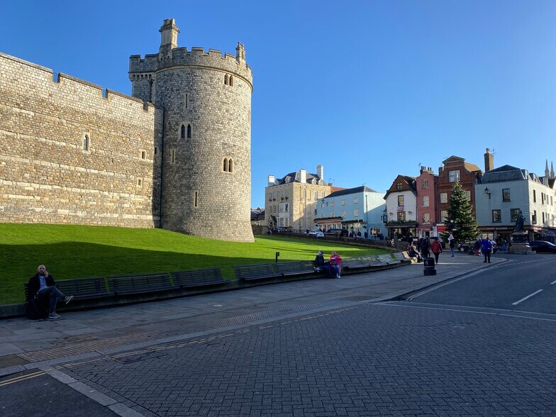Castle Hl, Windsor à louer - Photo de l’immeuble – Image 3 sur 9